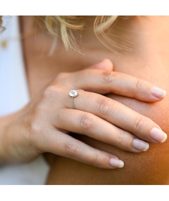 Bague avec Pierre de Lune s'inspire de l'anatomie humaine