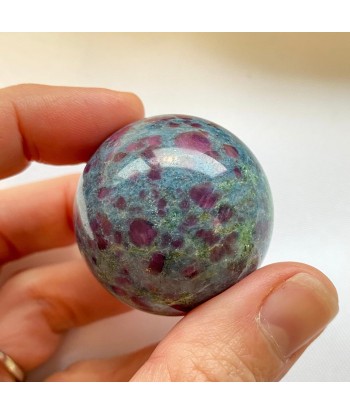 Sphère de Rubis sur Cyanite (prendre des décisions alignées à soi) soldes